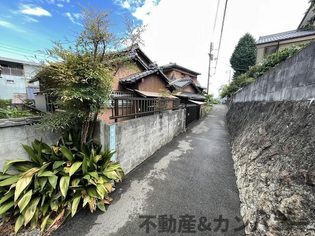 松山市朝美２丁目の売地の前面道路含む現地写真|前面道路含む現地写真です