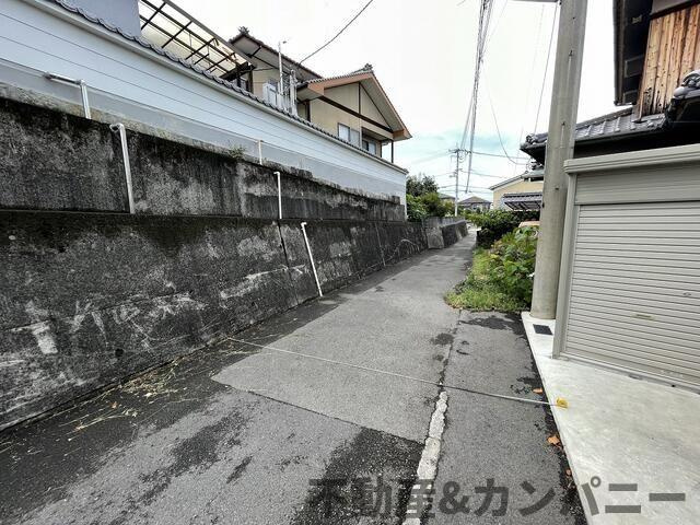 松山市朝美２丁目の売地の前面道路含む現地写真|前面道路含む現地写真です