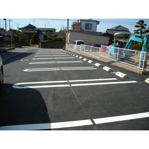 アルモニー奏の駐車場