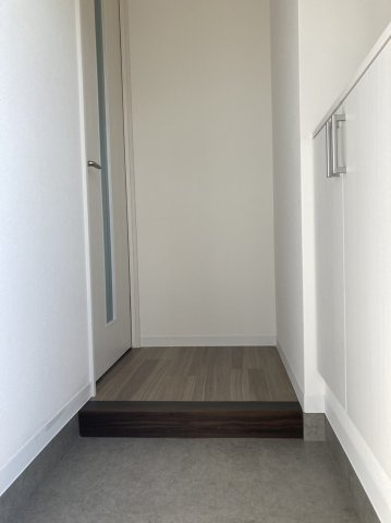 第16上野ビルの玄関|玄関にもしっかり収納スペースがあります。