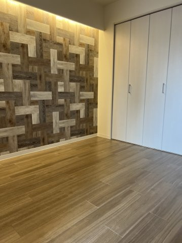 第16上野ビルの居間・リビング|収納スペースもしっかりあります。