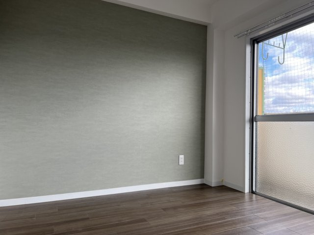 第16上野ビルの居間・リビング|リビングのアクセントクロスがおしゃれです。