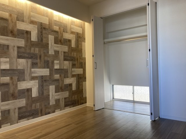 第16上野ビルの洋室|クローゼットに窓があり換気もできます。