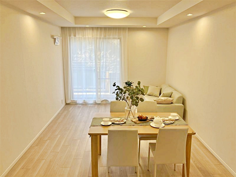 コモンヒルズ安針台山の手5番館の居間・リビング