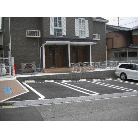 ウッドベル（井田町）の駐車場