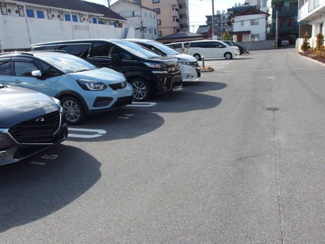 メゾンラディウスの駐車場