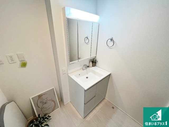 神戸市西区桜が丘西町　新築一戸建ての独立洗面台|清潔感のある洗面台です。フラットな鏡は掃除がしやすく毎日清潔！鏡裏には収納があるのでスッキリとした洗面台が保てます。