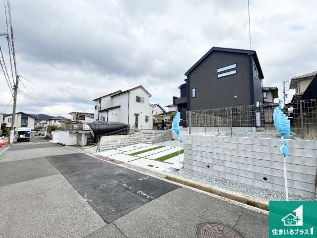神戸市西区桜が丘西町　新築一戸建ての前面道路含む現地写真|周辺は閑静な住宅街！前面道路広々で車の出し入れも便利です。駐車が苦手な方でも安心して車庫入れできます！
