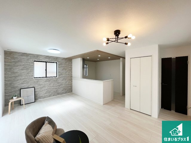 神戸市西区桜が丘西町　新築一戸建ての居間・リビング|日当たり良好の明るいリビングで朝の目覚めもスッキリできそう！対面キッチンでご家族のコミュニケーションも自然と増える設計！小さなお子様が遊ぶスペースを作っても広々とくつろげるLDK！