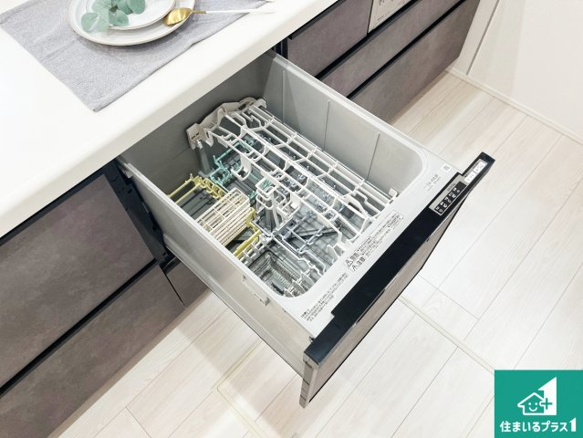 神戸市西区桜が丘西町　新築一戸建ての設備|食事後の一仕事、食器洗いをボタン一つでお任せできちゃいます！場所を取らないビルトイン式なので、お料理スペースもしっかり確保！