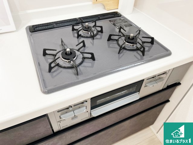 神戸市西区桜が丘西町　新築一戸建ての設備|ダブル高火力Ｓｉセンサー付きコンロ！３口あるので、まとめて料理をする時も大活躍！