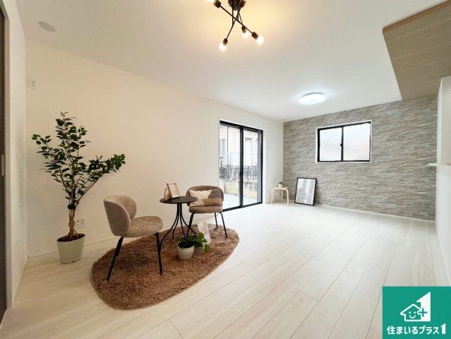 神戸市西区桜が丘西町　新築一戸建ての居間・リビング|日当たり良好の明るいリビングで朝の目覚めもスッキリできそう！対面キッチンでご家族のコミュニケーションも自然と増える設計！小さなお子様が遊ぶスペースを作っても広々とくつろげるLDK！