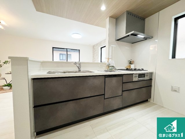 神戸市西区桜が丘西町　新築一戸建てのキッチン|子供を見守りながらお料理が出来るため家族のコミュニケーションか増えます♪スペースが広く確保されている為お子様が大きくなったときは一緒に料理を楽しめます♪