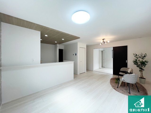 神戸市西区桜が丘西町　新築一戸建ての居間・リビング|明るいリビングで朝の目覚めもスッキリできそう！対面キッチンでご家族のコミュニケーションも自然と増える設計！小さなお子様が遊ぶスペースを作っても広々とくつろげるLDK！