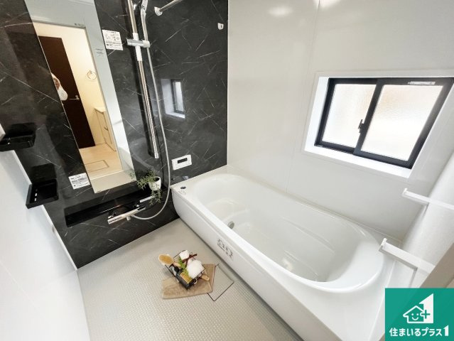 神戸市西区桜が丘西町　新築一戸建ての浴室|足をゆったり伸ばして寛げる浴槽です。窓が設けられていますので差し込む光が明るく穏やかな雰囲気にしてくれます♪浴室乾燥機も設置しているので、雨の日の洗濯物も安心です♪