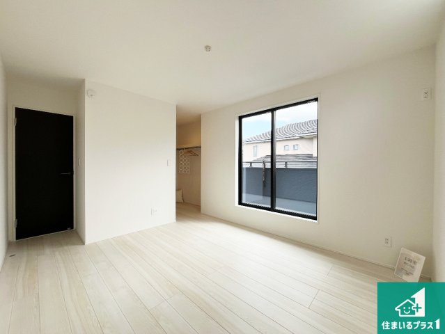 神戸市西区桜が丘西町　新築一戸建ての洋室|寝室は心地よい眠りについてもらいたくて、シンプルかつ開放的な空間な設計にしています！大きな窓から差し込む日が心地いいです♪