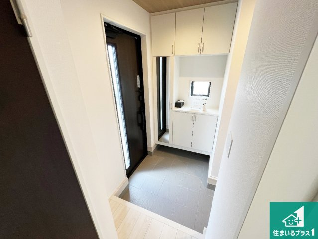 神戸市西区桜が丘西町　新築一戸建ての玄関|シューズボックスにはたくさんの靴が収納できるので玄関周りはいつもスッキリ！ご家族が増えても安心！