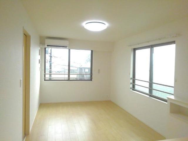 ブルージュⅡの居間・リビング|こちらのリビングで趣味の時間をお楽しみください