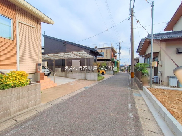 ハートフルタウン幡野町の前面道路含む現地写真