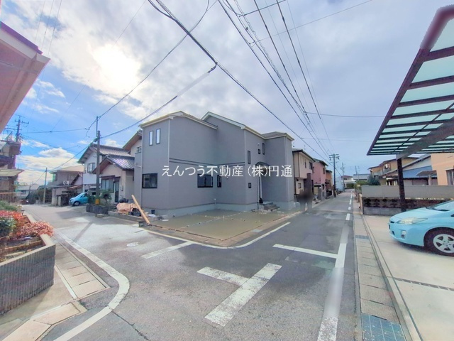 ハートフルタウン幡野町の前面道路含む現地写真