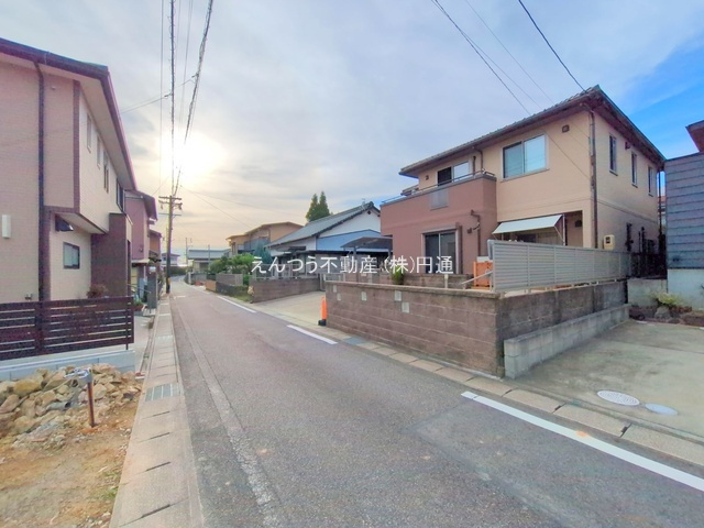 ハートフルタウン幡野町の前面道路含む現地写真