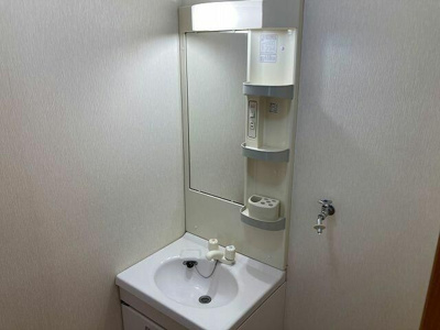 【独立洗面台】 | ドミール | 独立洗面台、小物を置くことができて便利です