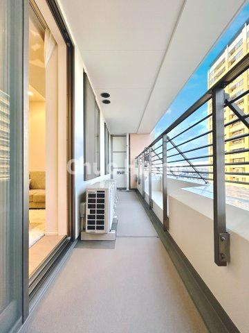 ステーションガーデンタワーのバルコニー|【バルコニー】幅もあって、奥行きもあるゆとりのバルコニー。洗濯物を干したり乾かしたりだけでなく、ただ出てみるだけでも気持ちいいですよ。