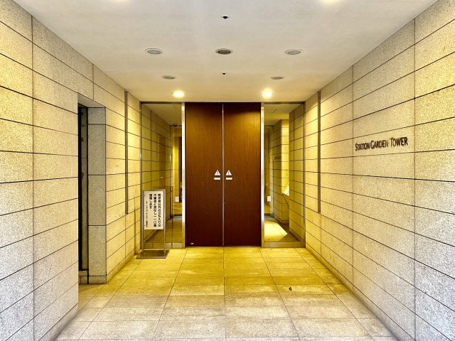ステーションガーデンタワーのエントランス|【エントランス】マンションのエントランスは、その物件の印象を決める、顔とも言える場所です。毎日通る場所ですからきれいなのが一番です。エントランス内はオートロックですので暮らしの安全も確保されています。