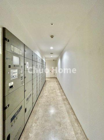 ステーションガーデンタワーの設備|【宅配ボックス】在宅時・不在時に関わらず、居住者の代わりに非対面で宅配物を受け取ってくれる便利な設備です。わかりやすくご説明致しますので見学時にはお部屋だけではなく共用部分もぜひチェックしてください。