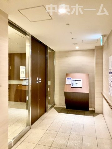 ステーションガーデンタワーの受付|【オートロック】オートロックシステムでセキュリティ充実。当たり前ですが、安全で安心して暮らすのって大事ですよね。お探しのご条件でオートロック付きの物件を探す方も多いですがやはりセキュリティは大事です。