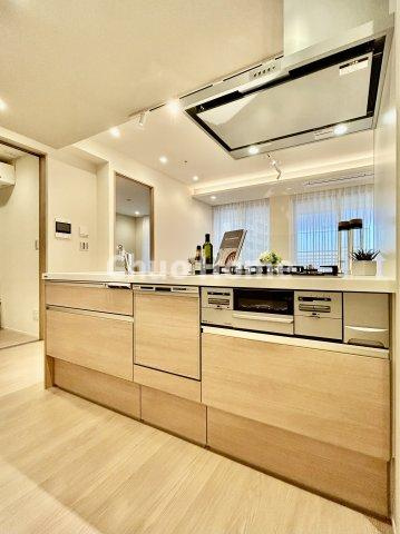 ステーションガーデンタワーのキッチン|ワイドで収納豊富なシステムキッチン