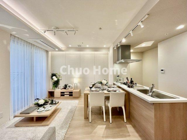 ステーションガーデンタワーのキッチン|視界に広がりを生むオープンなキッチン。料理や片付けをしながら、家族との会話を楽しんだり、リビングで遊ぶ子どもを見守れます。ご見学時には家具の配置などもイメージしながらぜひご覧になって見て下さい。