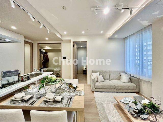 ステーションガーデンタワーの居間・リビング|【リビングダイニング】一日の中で多くの時間を過すことになるリビングダイニングだからこそ、いつも穏やかな空間であることが必然。爽やかな通風と採光を存分に感じる事が出来る空間です。