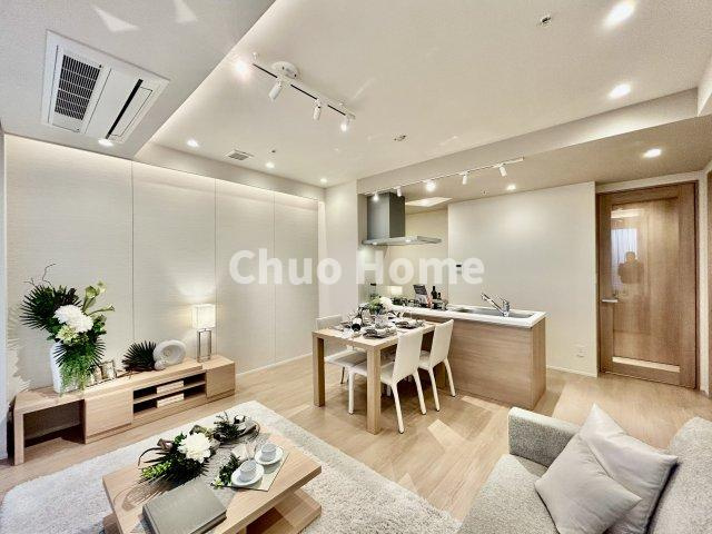 ステーションガーデンタワーのダイニング|【ダイニング】忙しい朝でも、しっかり家族が揃って食事をして頂けるゆとりある大きさのダイニングスペース。奥様が作る手料理をカウンター越しに受けとって頂き、テーブルで囲む素敵な時間を存分に愉しんで下さい。