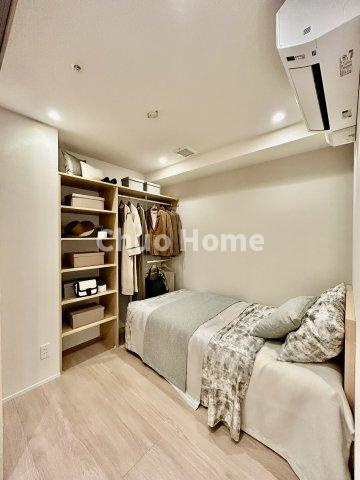 ステーションガーデンタワーの寝室|【寝室】心と体をゆったりと安らげる主寝室。寝室のゆとりが大きい分だけ、暮らしの安らぎは深まります。一日の疲れを癒すだけでなく、ご夫婦の親密な語らいを紡ぎ出します