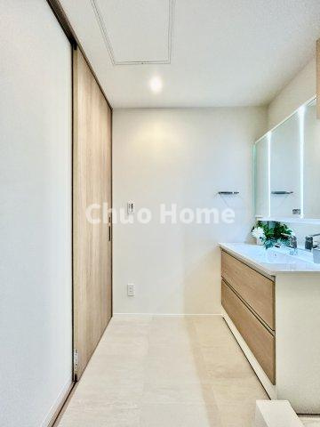 ステーションガーデンタワーの脱衣所|【洗面所】明るい洗面所は朝をすっきりさせてくれる空間です。バタバタしている忙しい朝でも収納が多い洗面台では短い時間で効率良く支度ができます。