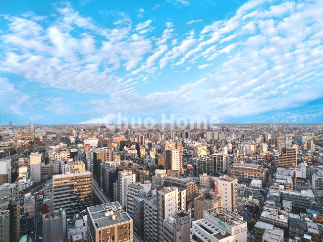 ステーションガーデンタワーの展望|手を伸ばせば、ふれることが出来そうな環境が、そのままインテリアになったような印象です。その豊かな眺望にふさわしい空間には、通風・採光にも優れ、心地よい光と風があふれています