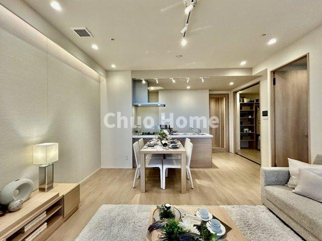 ステーションガーデンタワーの居間・リビング|【居間・リビング】「ＬＤＫは家族団らんをデザイン」広いＬＤＫでは家族が集まり一緒の時間を過ごせる工夫がされております。何気ない一日の当たり前のひとコマがいつか一生の宝物になります