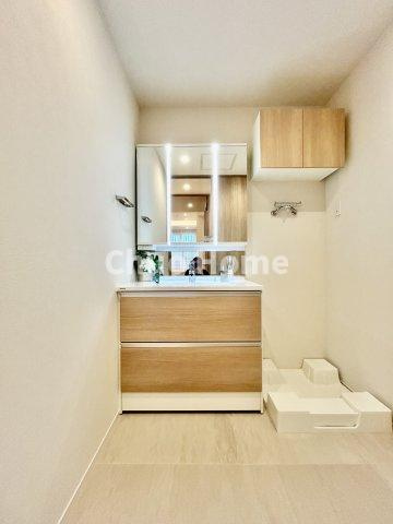 ステーションガーデンタワーの独立洗面台|【洗面化粧台】洗面化粧台には三面鏡を採用。身だしなみを整えやすい事はもちろんですが、鏡の後ろに収納スペースを設ける事により、散らかりやすい洗面スペースをすっきりさせる事が出来るのも嬉しいですね