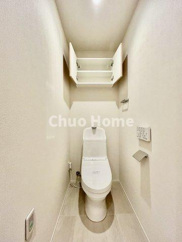 ステーションガーデンタワーのトイレ|【トイレ】 収納スペースをしっかりと確保した温水洗浄便座機能付きトイレ。温水洗浄便座は清潔にお使いいただくための大切なアイテムです。