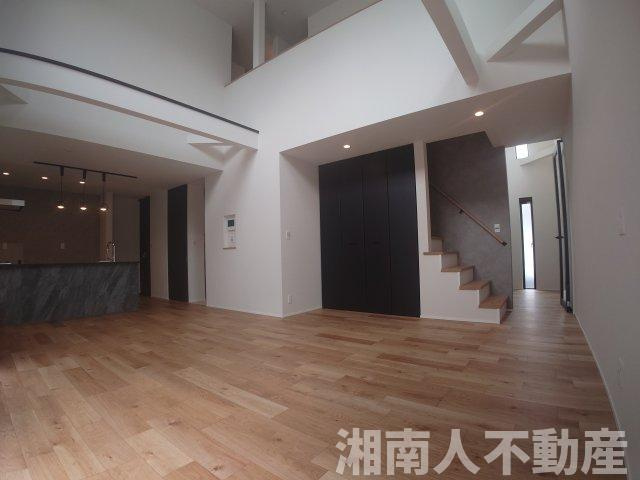 茅ヶ崎市みずき2丁目　新築戸建の居間・リビング|おしゃれな居間です