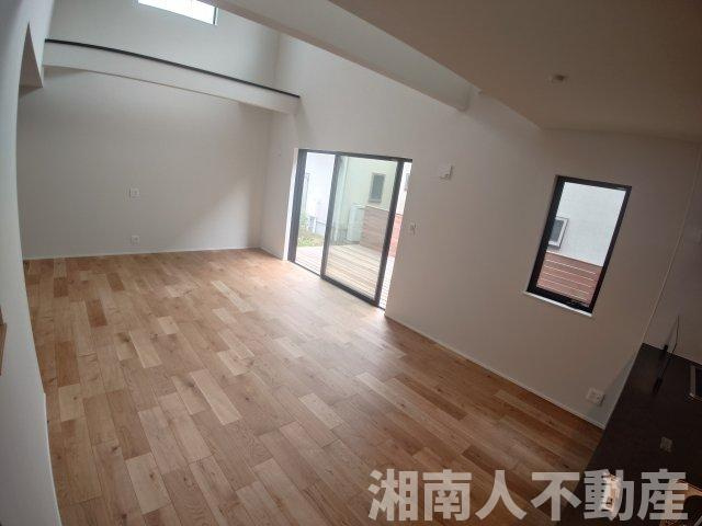 茅ヶ崎市みずき2丁目　新築戸建の居間・リビング|こちらのリビングで趣味の時間をお楽しみください