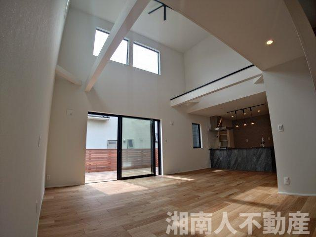 茅ヶ崎市みずき2丁目　新築戸建の居間・リビング|こちらのリビングで趣味の時間をお楽しみください