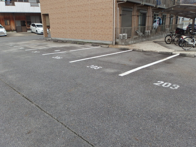 リバーサイドαⅡの駐車場