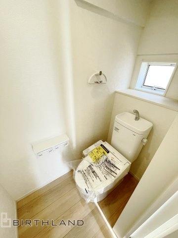 新築戸建・新築建売　桐生市相生町第17　相生小・相生中のトイレ|白を基調としており小窓で換気ができるので清潔感のある空間。ペーパーホルダーが2つあるのも便利です！