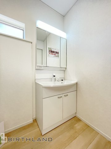 新築戸建・新築建売　桐生市相生町第17　相生小・相生中の独立洗面台|三面鏡洗面台で朝の身支度もしやすい＆収納力も◎洗面台に物を置かずすっきり清潔に保つことができます！