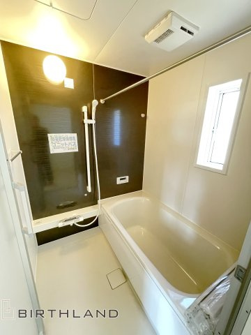 新築戸建・新築建売　桐生市相生町第17　相生小・相生中の浴室|浴室乾燥機付きで小窓がついているので簡単に換気が可能です！洗濯物干しもできるので便利！