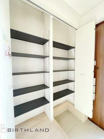 新築戸建・新築建売　桐生市相生町第17　相生小・相生中の収納|大容量のシューズボックスは、可動式の棚で高さを自由に変えることができます！