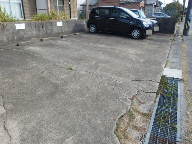 コーポことの駐車場