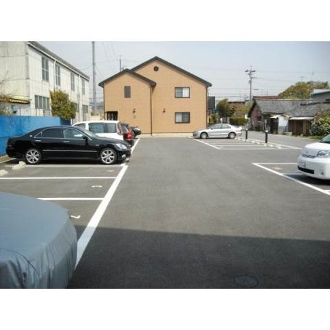 アンプルール　リーブル　ガーネットの駐車場